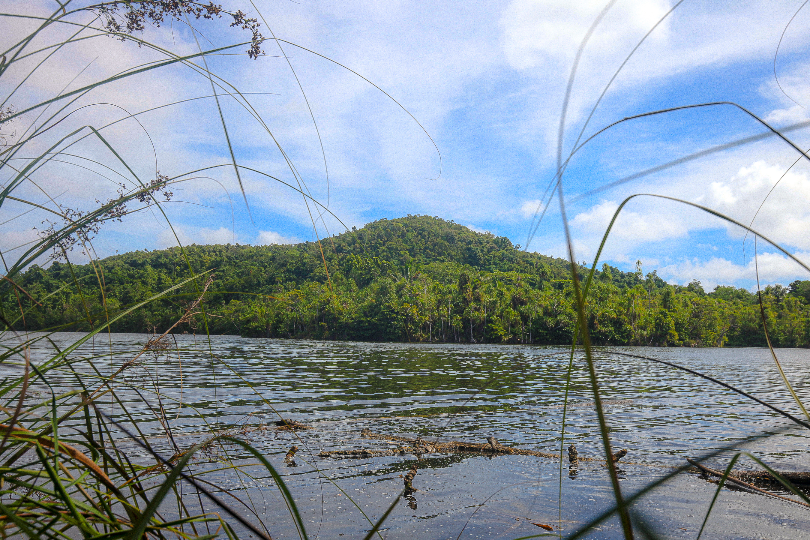 Danau terbesar di Pulau Fam