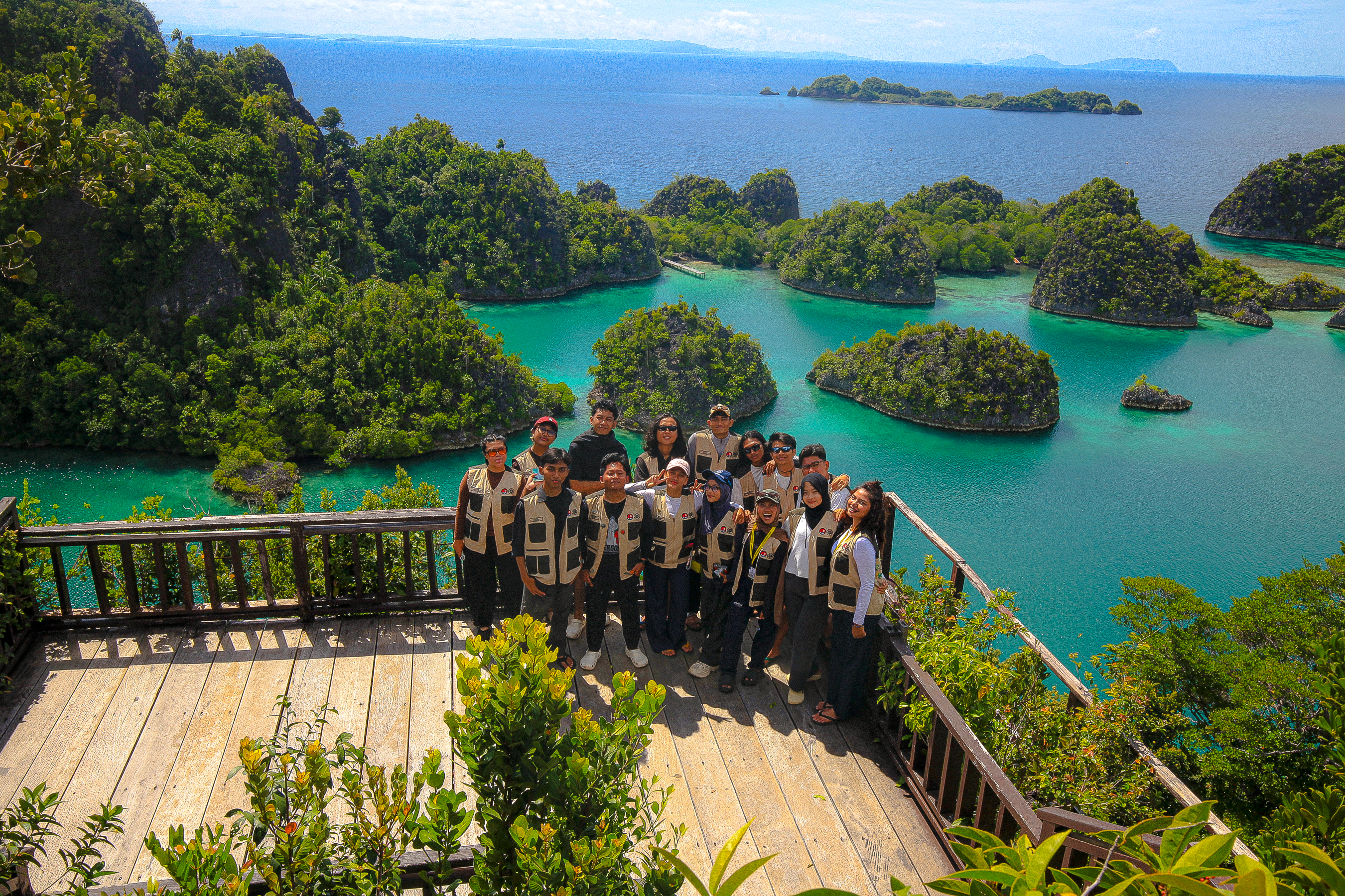 Tim KKN UGM Kunjungi Puncak Piaynemo 1