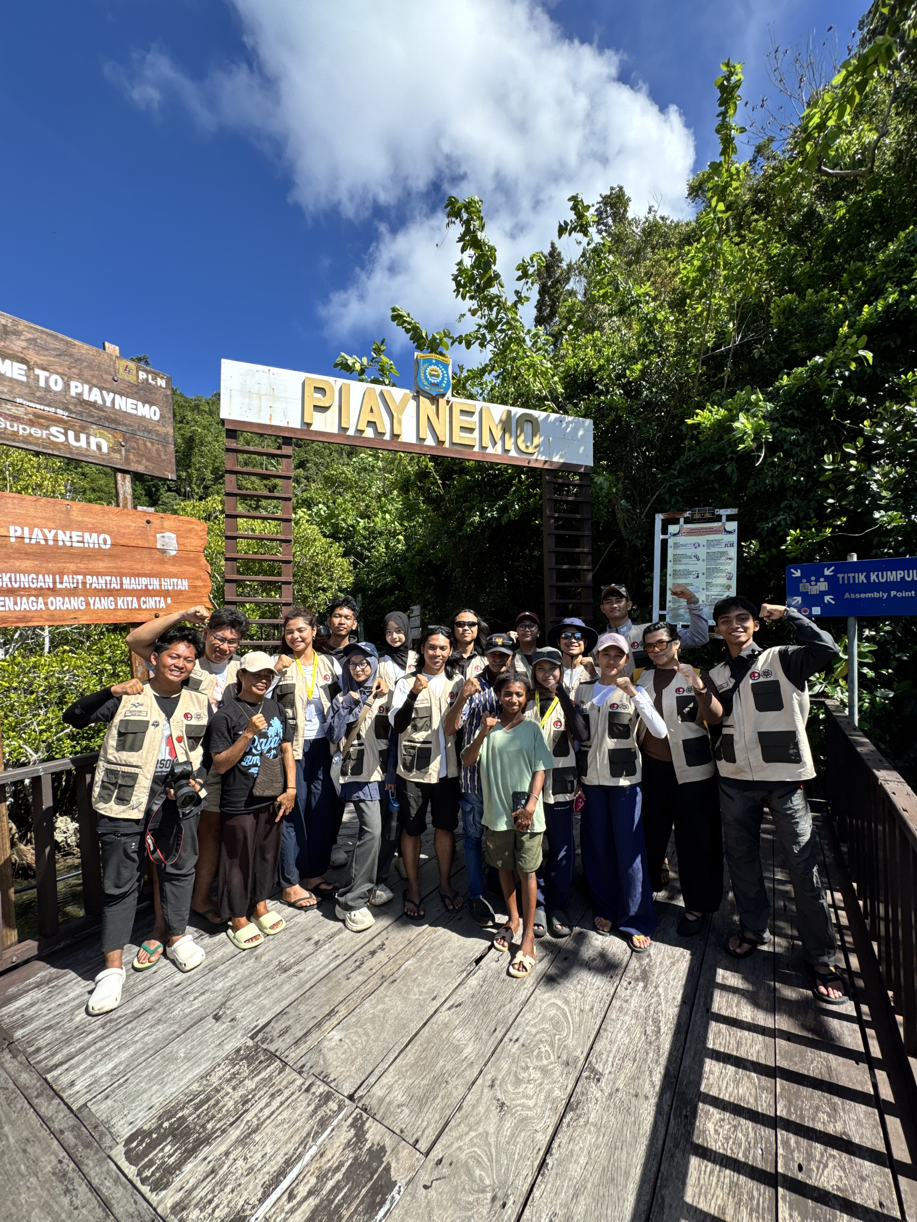 Tim KKN UGM Kunjungi Puncak Piaynemo 2